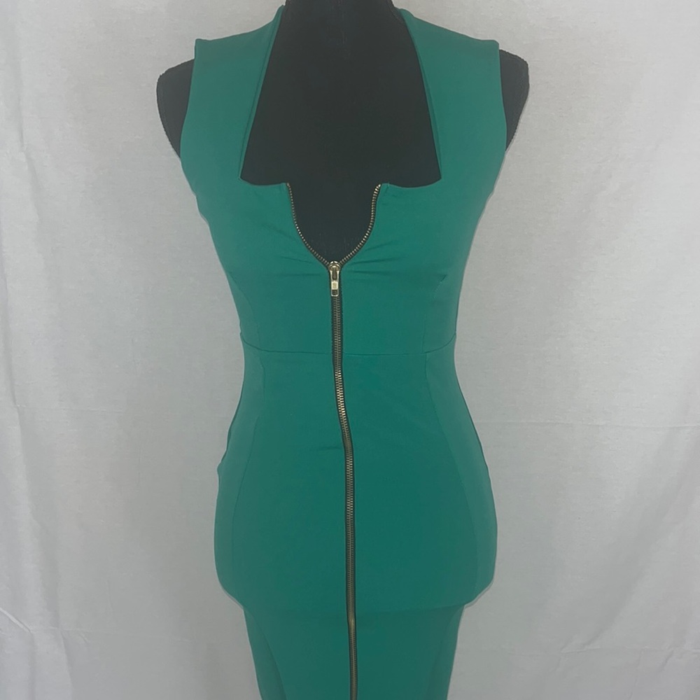 This is a size 4 green dress.